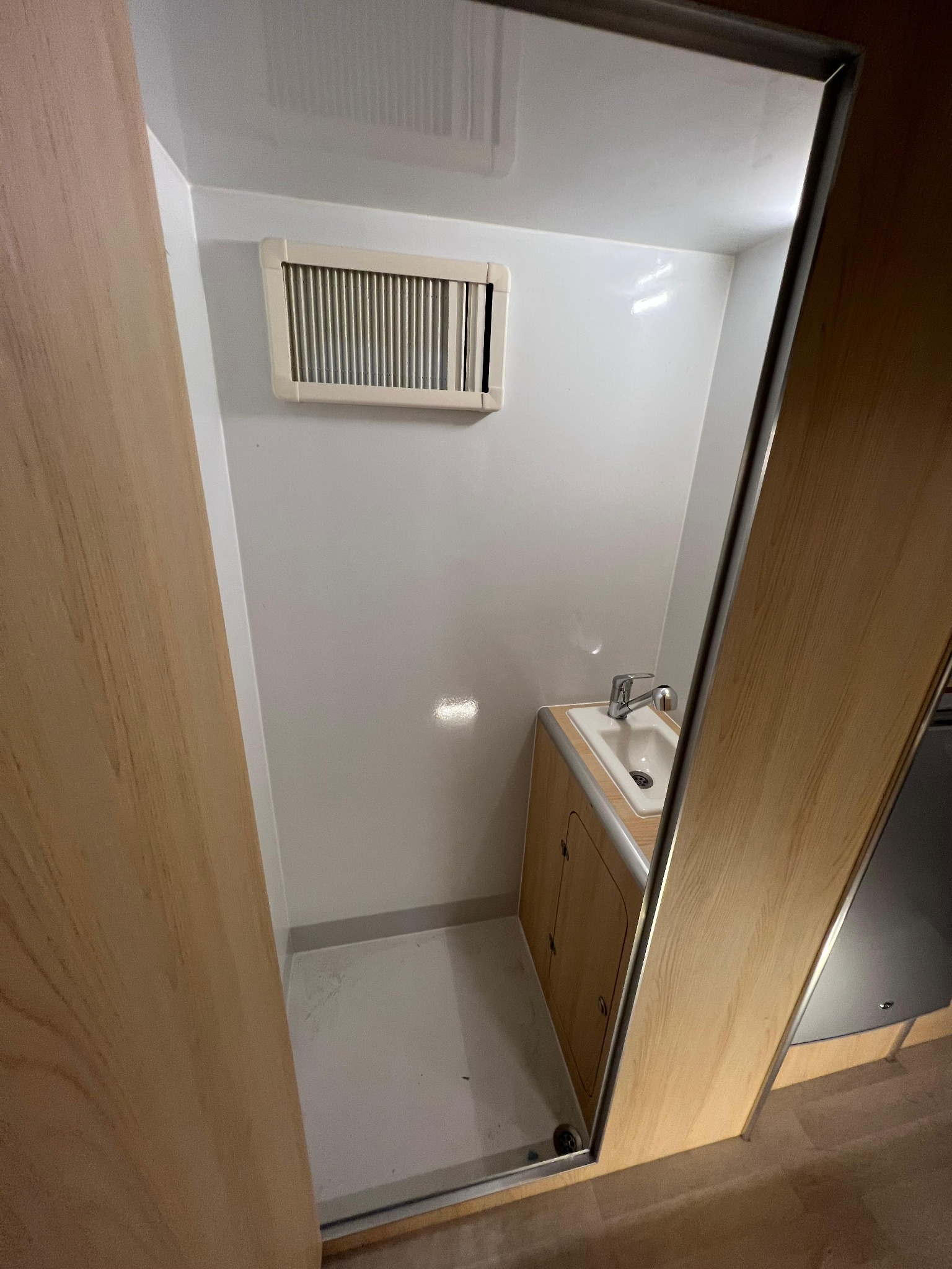 Katlanabilir ranzalı model duş ve lavabo bölümü