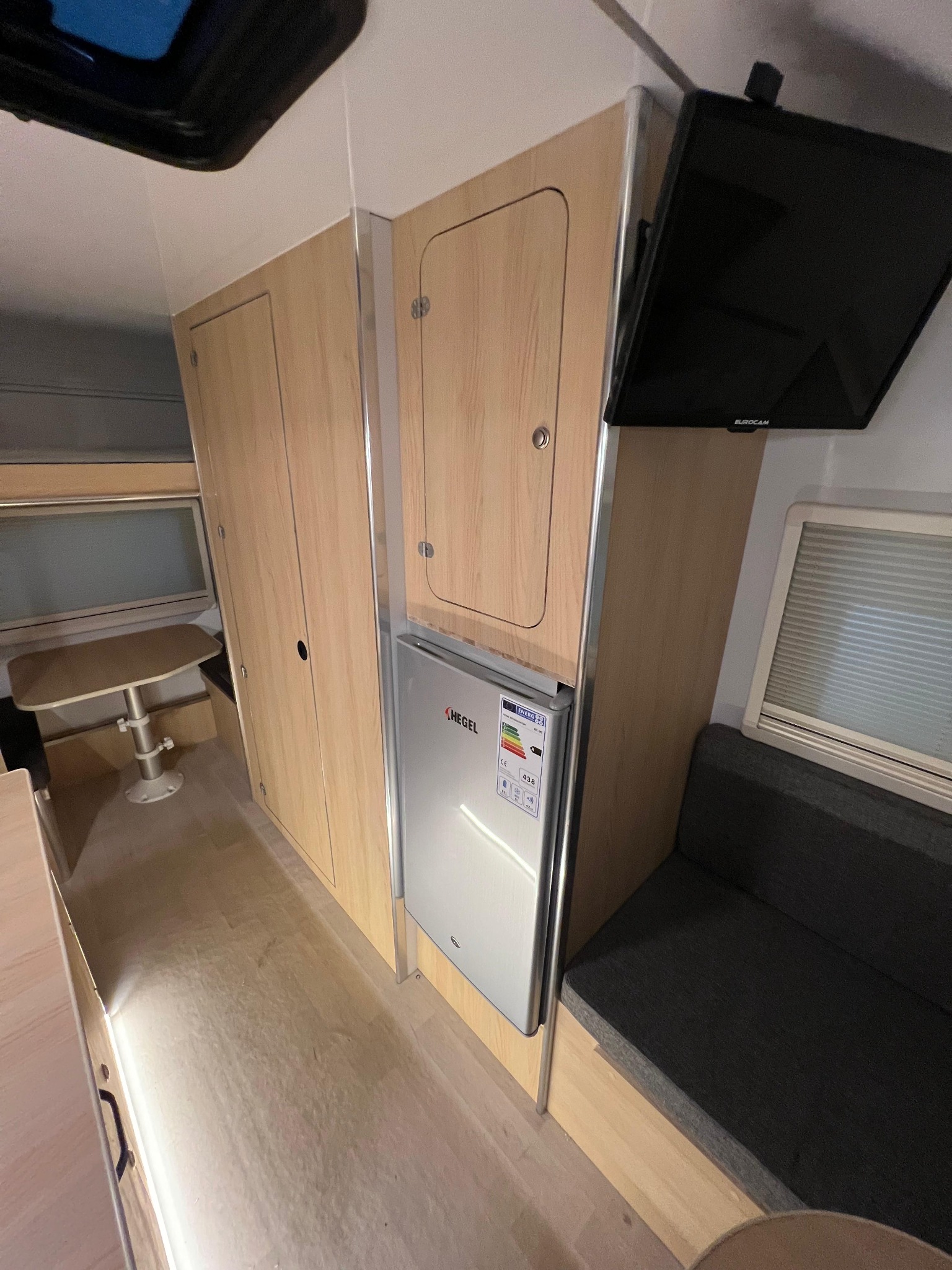 Katlanabilir ranzalı model buzdolabı ve oturma alanı