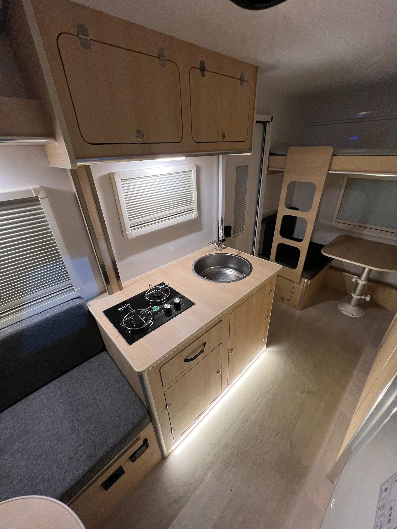 Katlanabilir ranzalı model mutfak ve ranza alanı