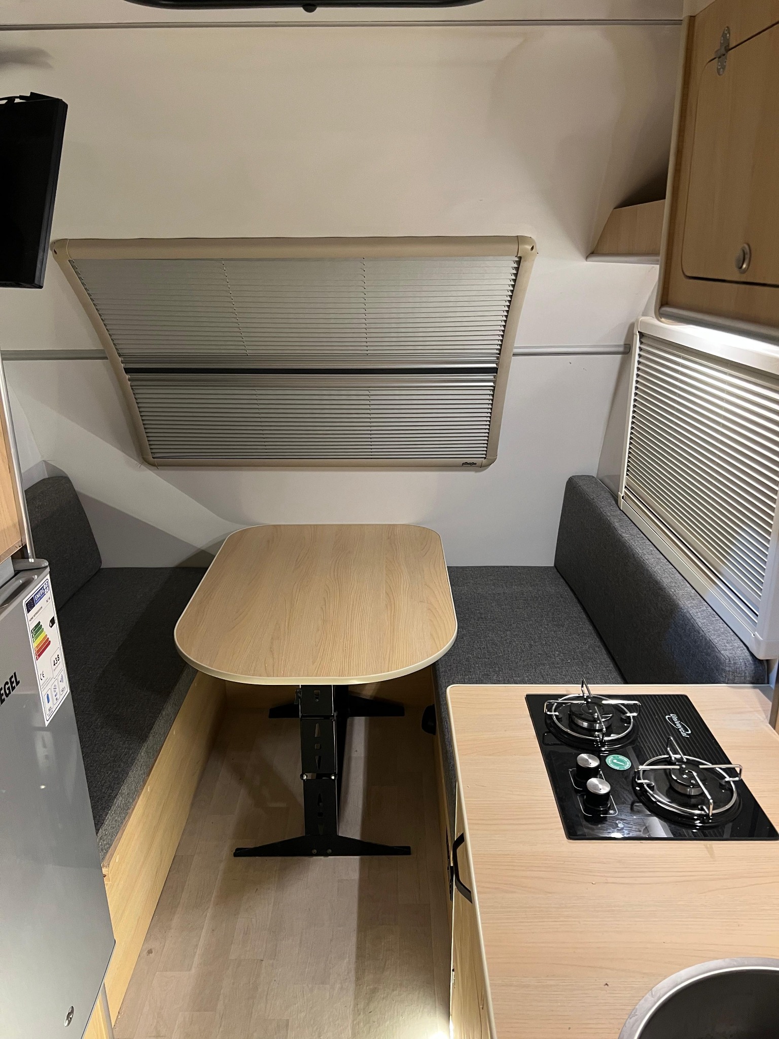 Katlanabilir ranzalı model masa ve oturma alanı