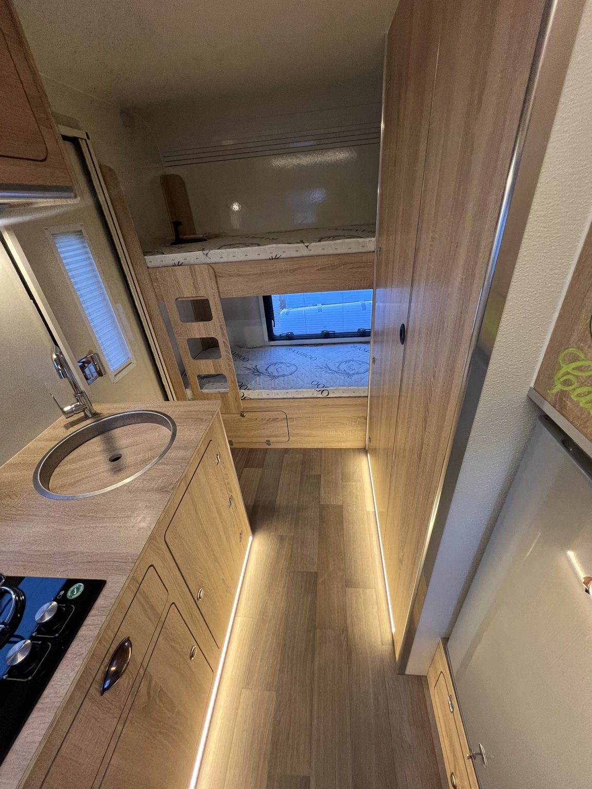4 metre sabit ranzalı aile modeli koridor ve ranza bölümü