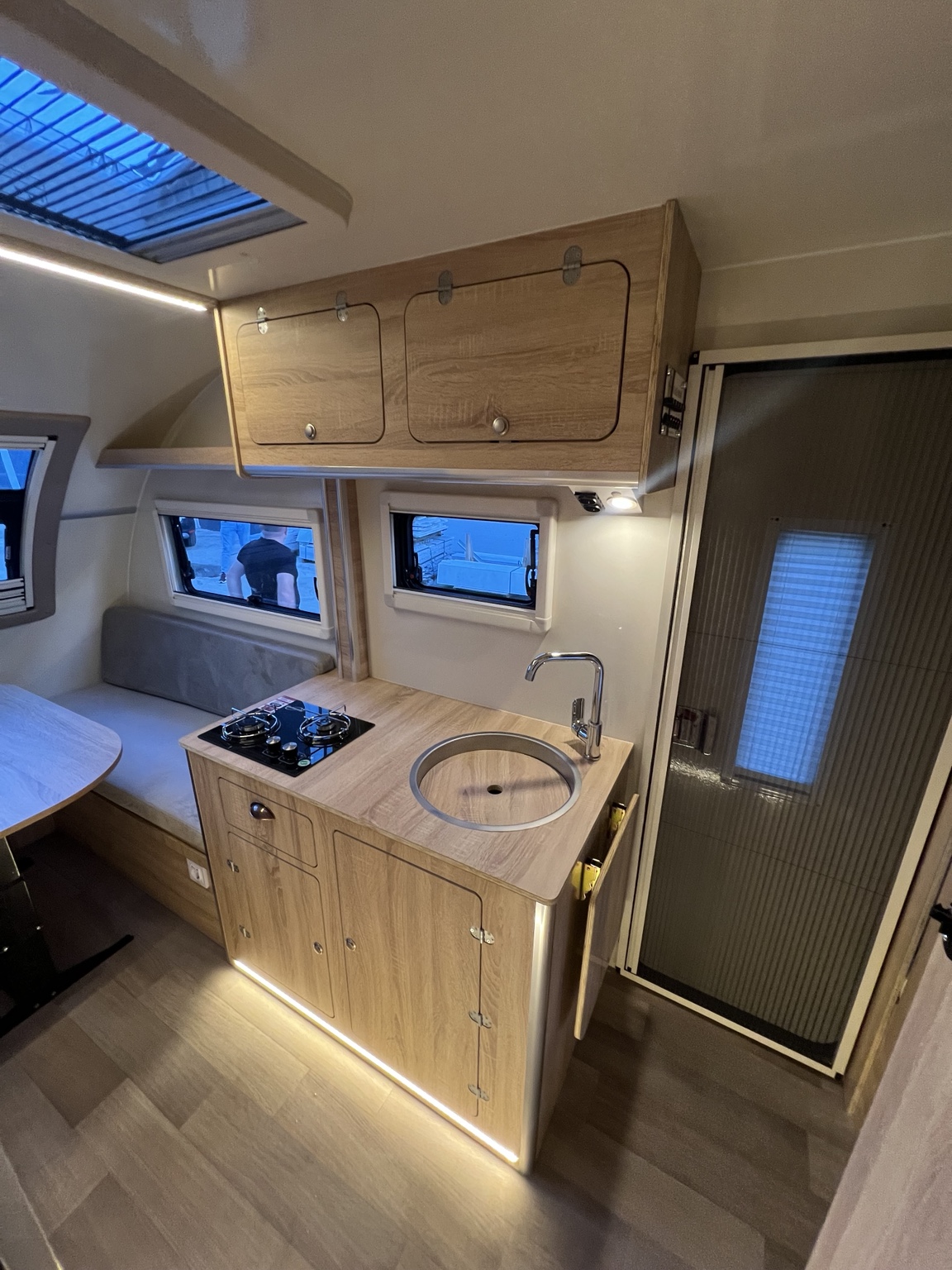 4 metre sabit ranzalı aile modeli mutfak ve kapı alanı